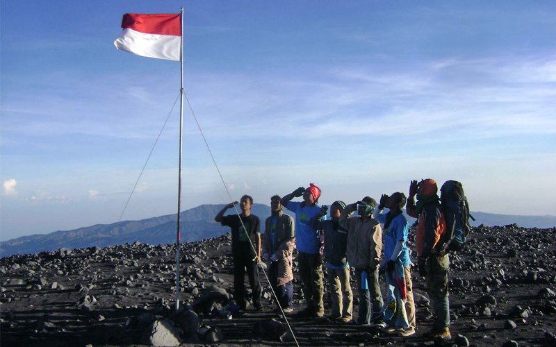 upacara 17 agustus di gunung
